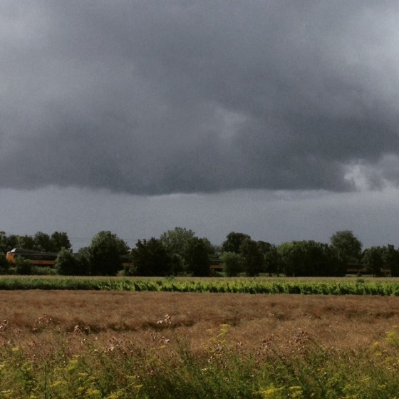 dreigende lucht en trein